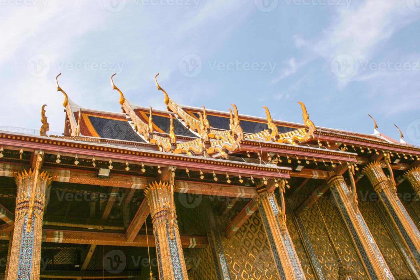 pilares y arquitectura de techo y estilo de templo tailandés en wat phra kaew foto