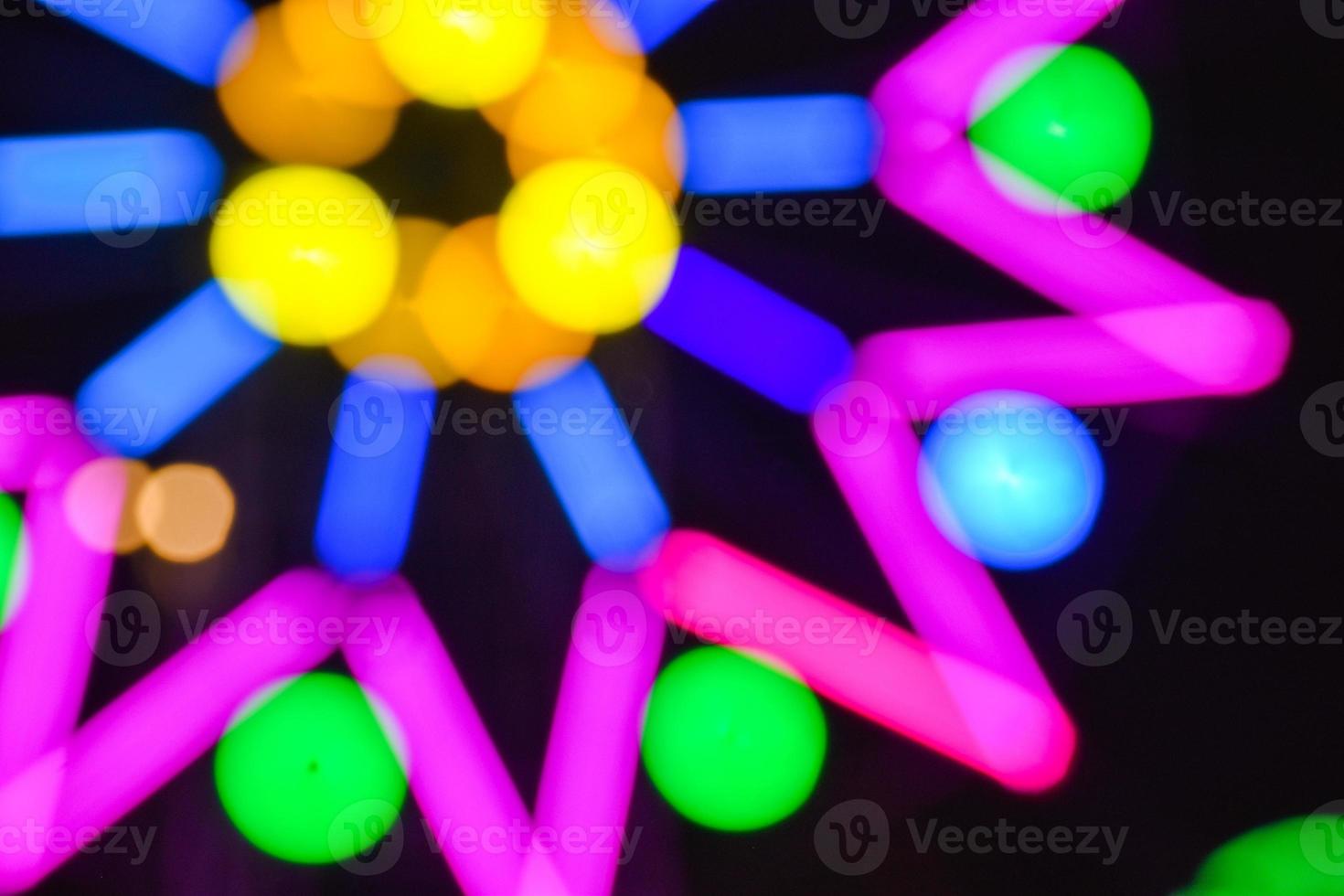 las luces nocturnas y los colores las atracciones y la decoración y la luz bokeh foto