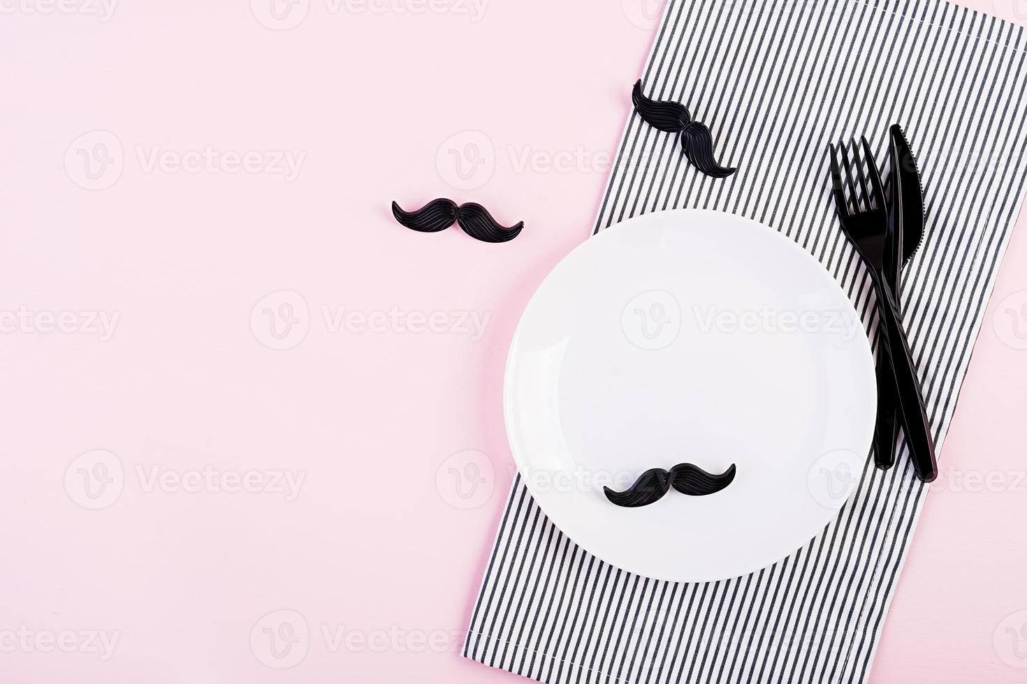 mesa puesta en el día del padre con cubiertos y bigote. feliz Día del Padre. fondo del día del padre. foto