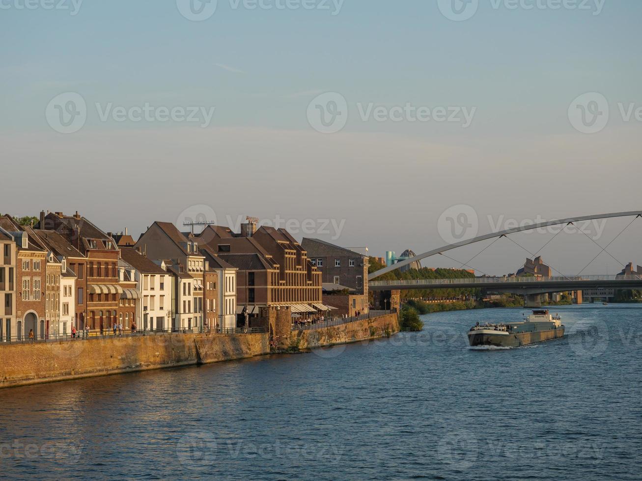 la ciudad de maastricht en el río maas en los países bajos foto