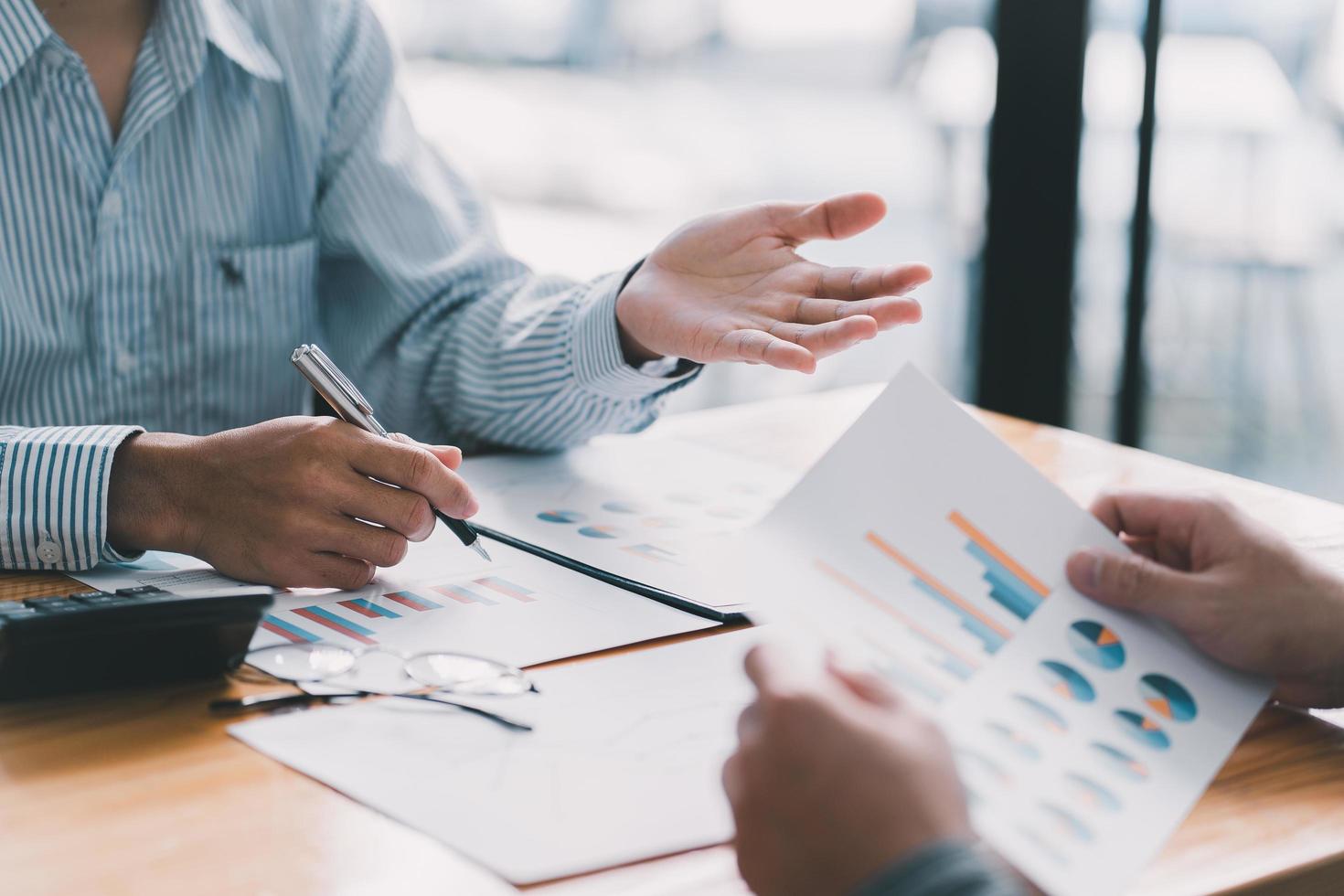 reunión del gerente de finanzas para discutir el éxito del proyecto de crecimiento de la empresa estadísticas financieras, inversionista profesional que trabaja en el proyecto de puesta en marcha para el plan de estrategia con documento. foto