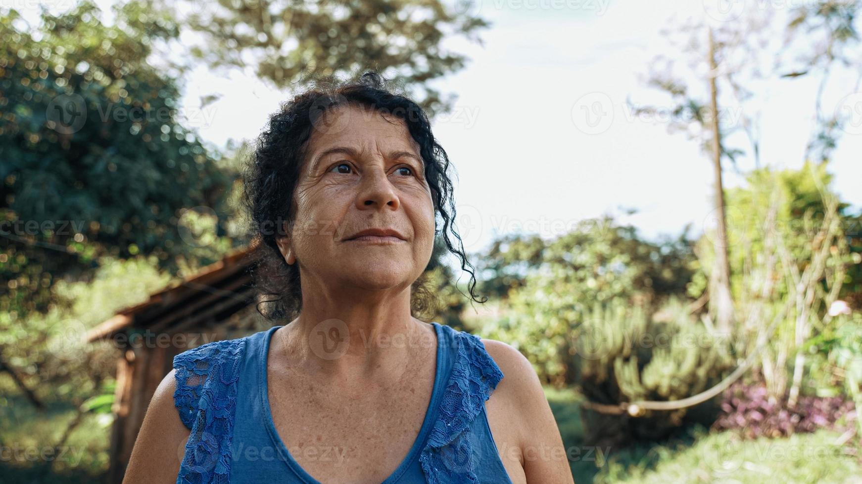 mujer brasileña latina sonriente en la granja. alegría, positivo y amor. foto