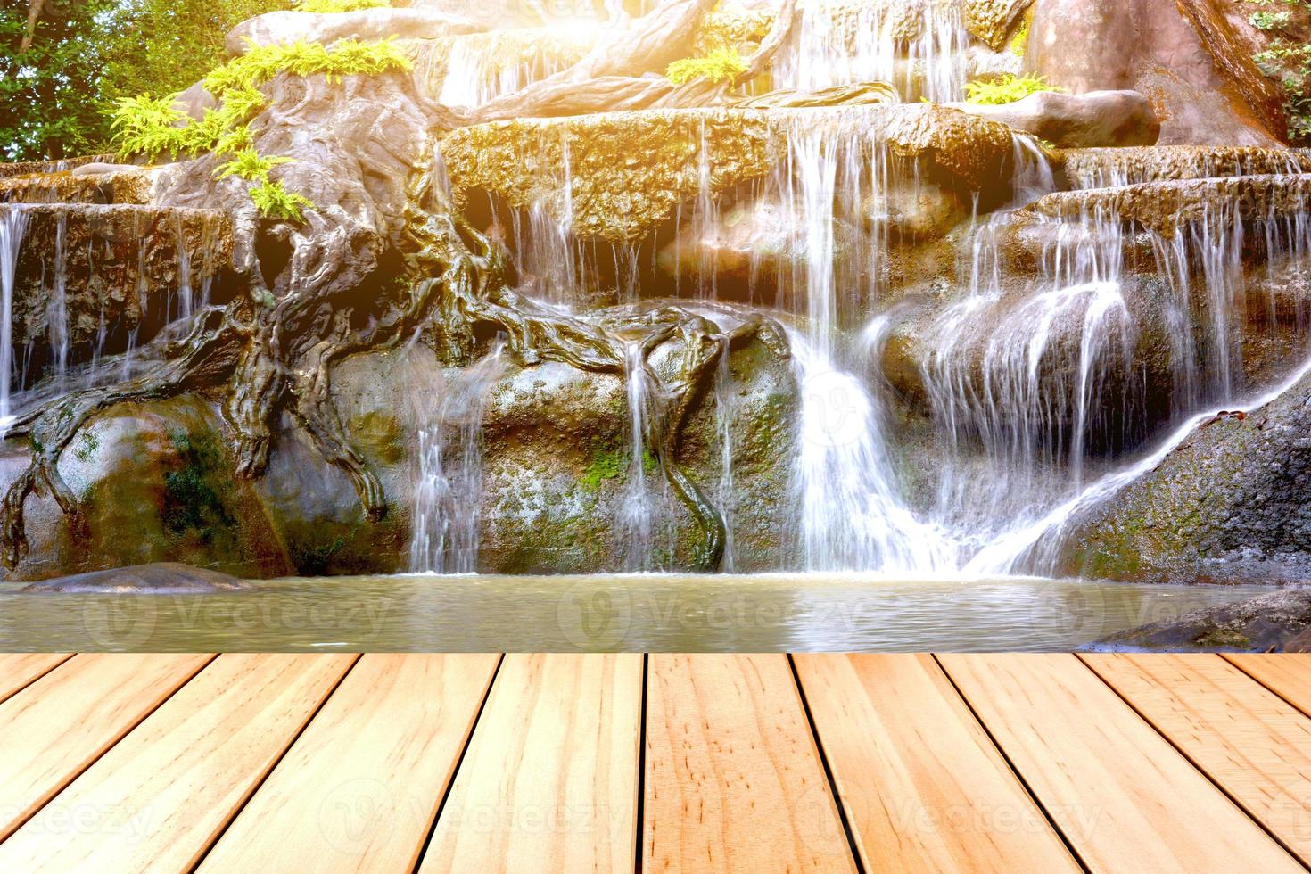 mesa de espacio vacío para decoración de cascada de fondo foto