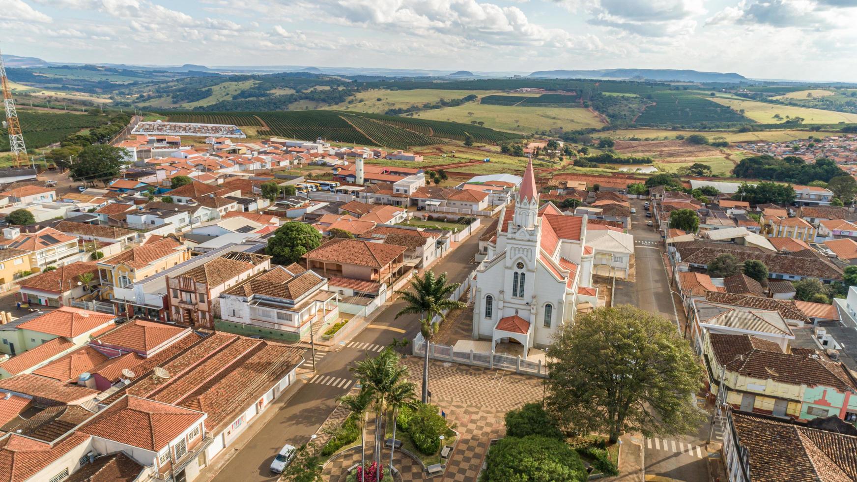 minas gerais, brasil, mayo de 2020 - vista aérea de la ciudad de sao tomas de aquino foto
