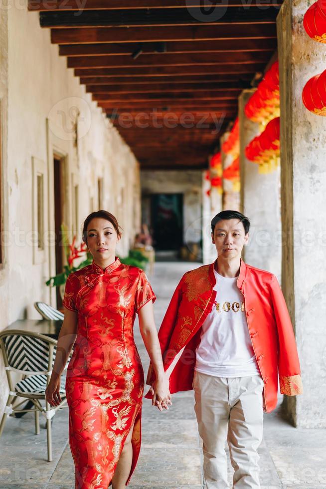 feliz joven pareja asiática en vestidos tradicionales chinos foto