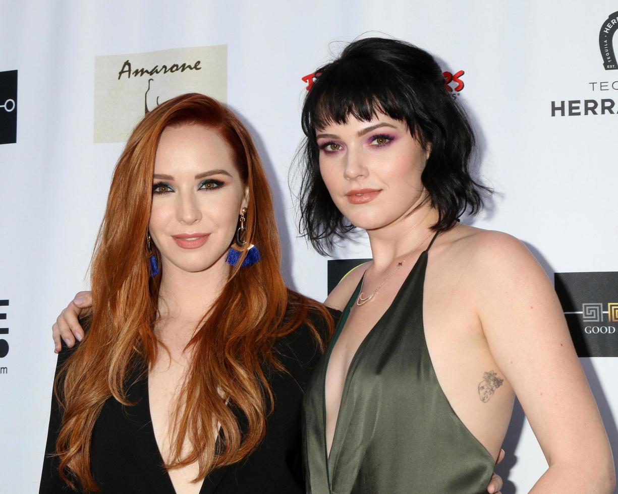 los angeles, 25 de abril - camryn grimes, cait fairbanks en la recepción de nominados a los emmy diurnos de natas en el museo de hollywood el 25 de abril de 2018 en los angeles, ca foto