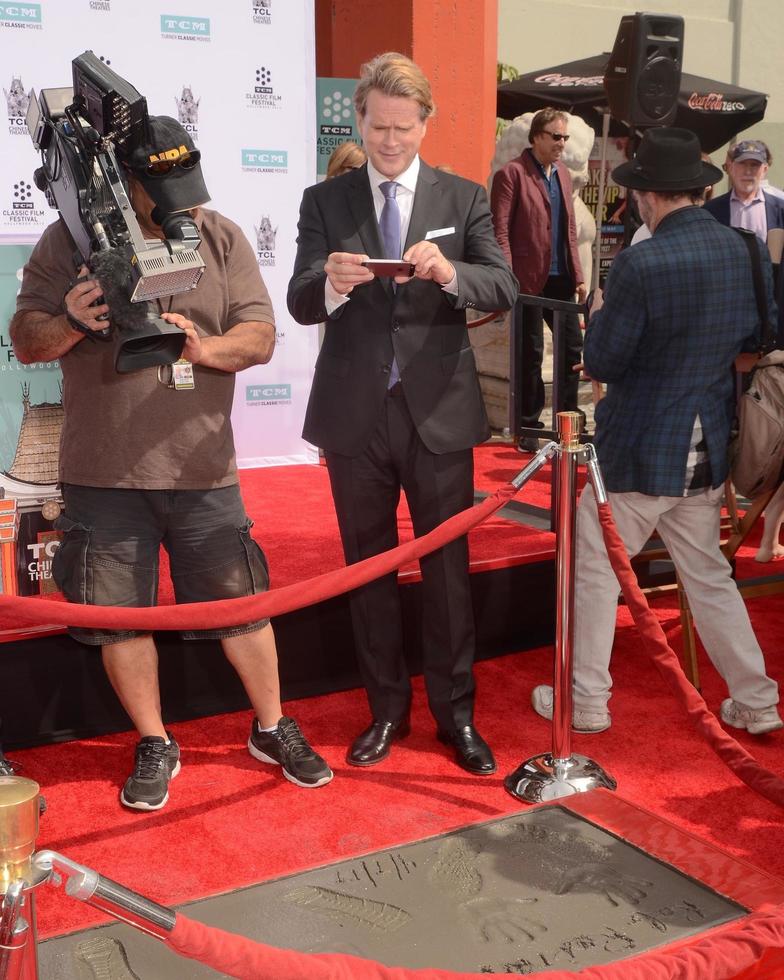 LOS ANGELES, APR 7 - Cary Elwes at the Carl and Rob Reiner Hand and Footprint Ceremony at the TCL Chinese Theater IMAX on April 7, 2017 in Los Angeles, CA photo