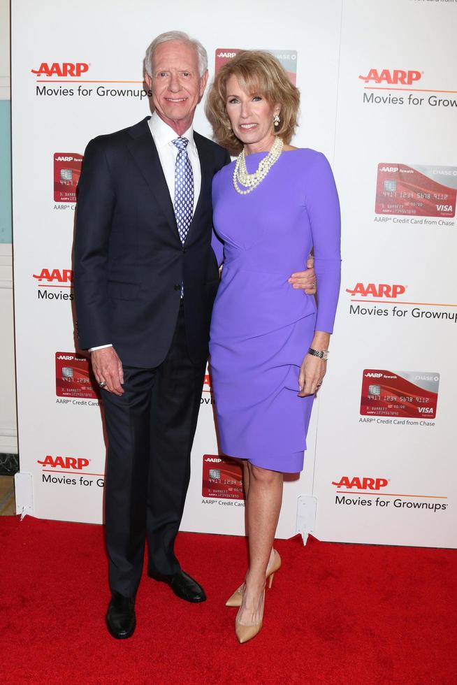 los angeles, 6 de febrero - chesley sullenberger, lorrie sullenberger en los premios aarp movies para adultos en beverly wilshire hotel el 6 de febrero de 2017 en beverly hills, ca foto