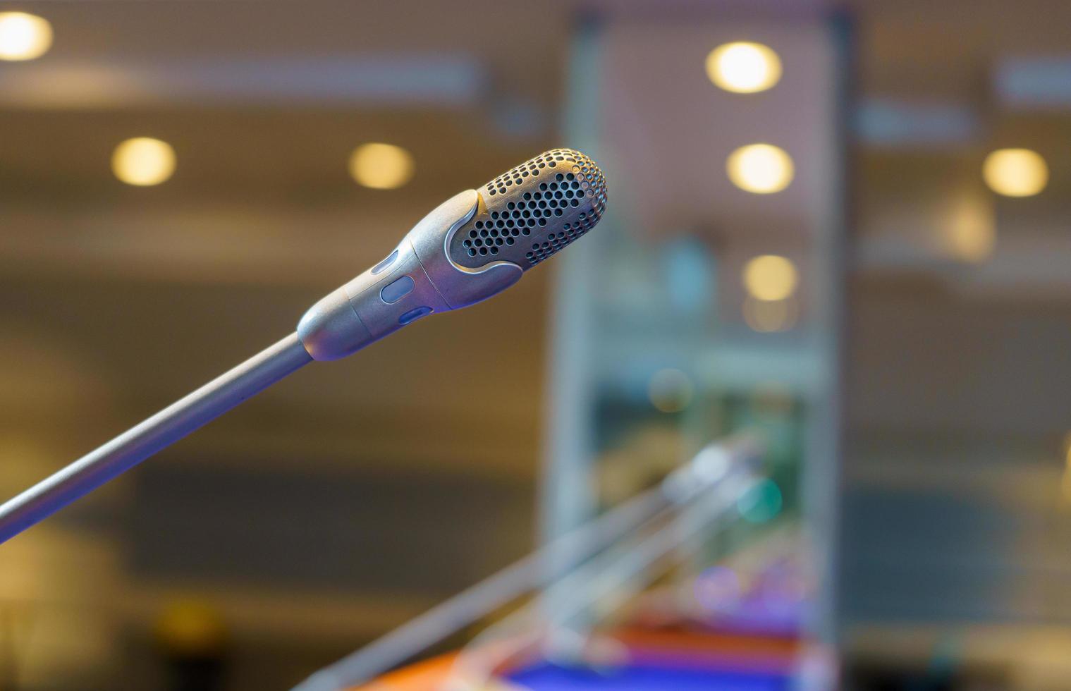 micrófono sobre la reunión del foro de personas de negocios, micrófono en la sala de reuniones en la mesa con enfoque selectivo, micrófono de primer plano para los antecedentes de la presentación del discurso del orador, concepto de capacitación en conferencias foto