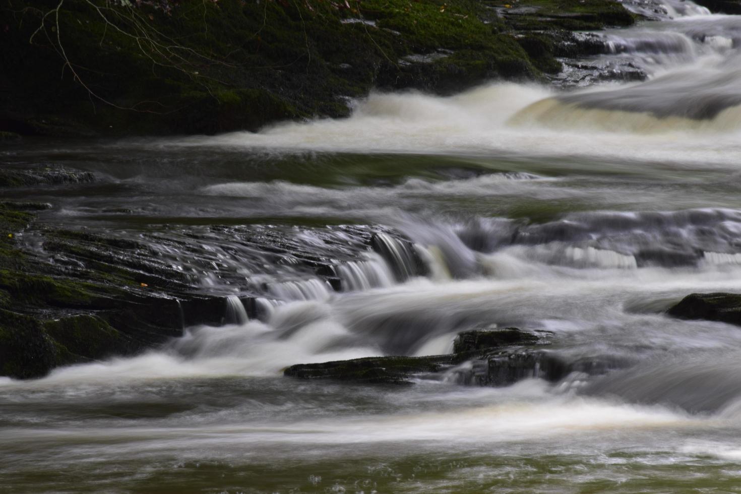 escena de cascada y río foto