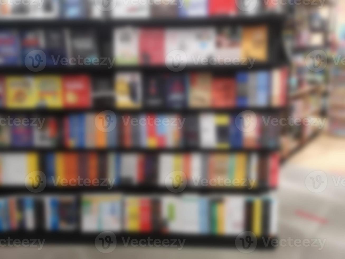 borroso de libros dispuestos en estanterías, estantería en la tienda o biblioteca, fondo foto