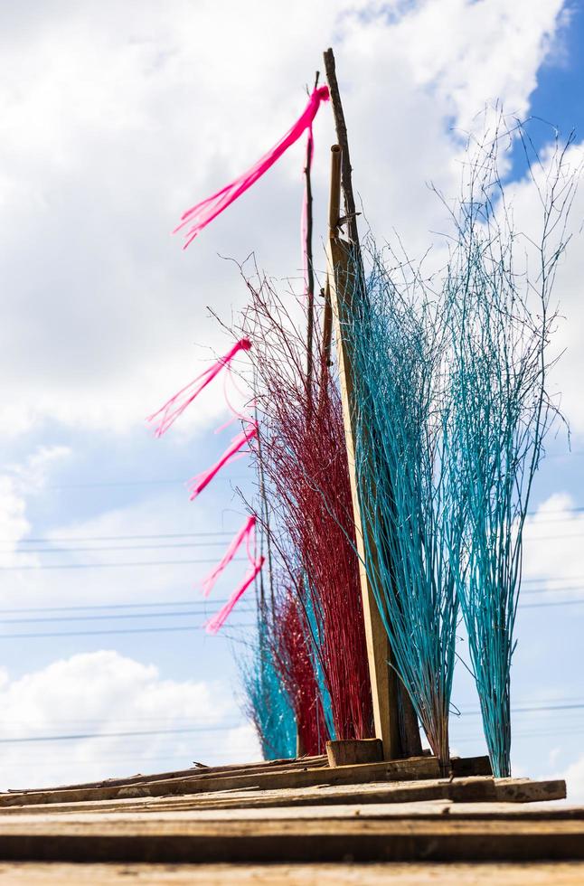 una vista de cerca de los numerosos puentes de eucalipto adornados con ramitas hermosas y coloridas. foto