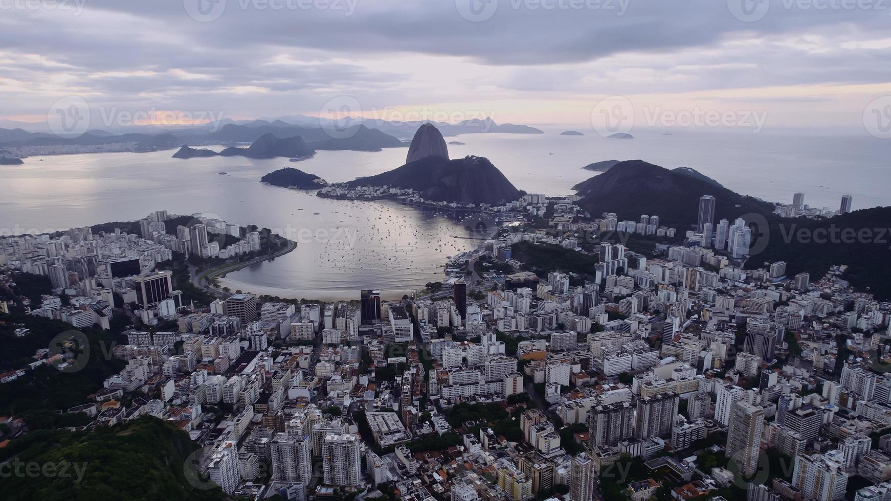 Pan de Azúcar en Río de Janeiro, Brasil. edificios botafogo. bahía de guanabara y barcos y barcos. foto