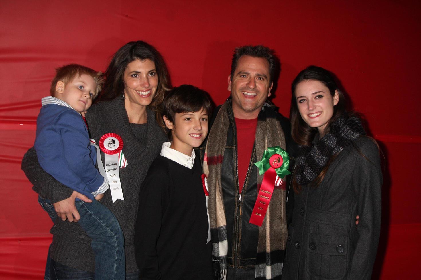 Los Ángeles, 28 de noviembre - El Dr. Jim Sears y su familia llegan al Desfile de Navidad de Hollywood 2010 en Hollywood Boulevard el 28 de noviembre de 2010 en Los Ángeles, CA. foto