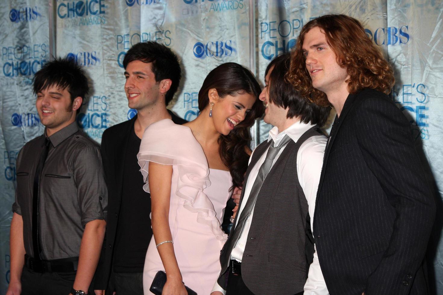 los angeles, 5 de enero - selena gomez y la fuente de su banda llegan a los premios people s choice awards 2011 en el teatro nokia en la live el 5 de enero de 2011 en los angeles, ca foto