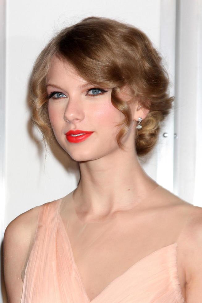 LOS ANGELES, JAN 5 -  Taylor Swift arrives at 2011 People s Choice Awards at Nokia Theater at LA Live on January 5, 2011 in Los Angeles, CA photo