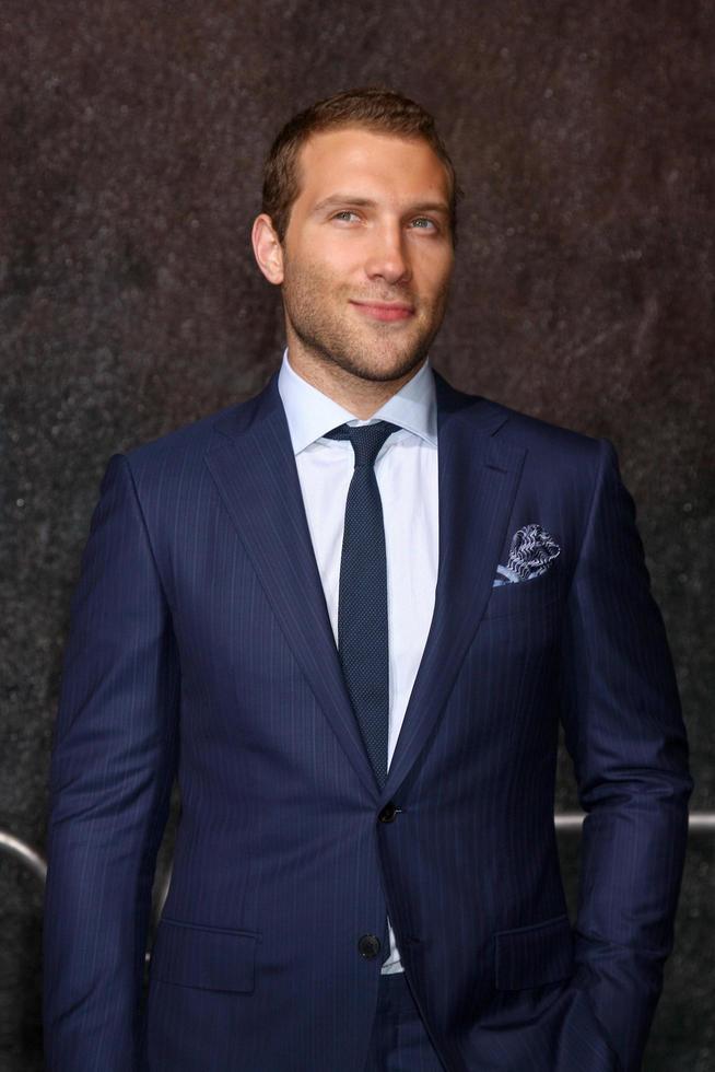 los angeles, 31 de enero - jai courtney en el evento de inauguración del mural un buen día para morir duro en los estudios 20th century fox el 31 de enero de 2013 en los angeles, ca. foto