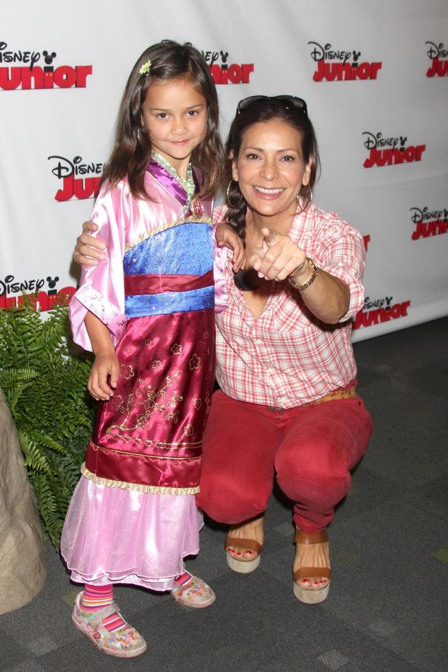 los angeles, 18 de octubre - luna katich, constance marie at the jake and the never land pirates - batalla por el estreno de la fiesta de disfraces del libro en los estudios walt disney el 18 de octubre de 2014 en burbank, ca foto