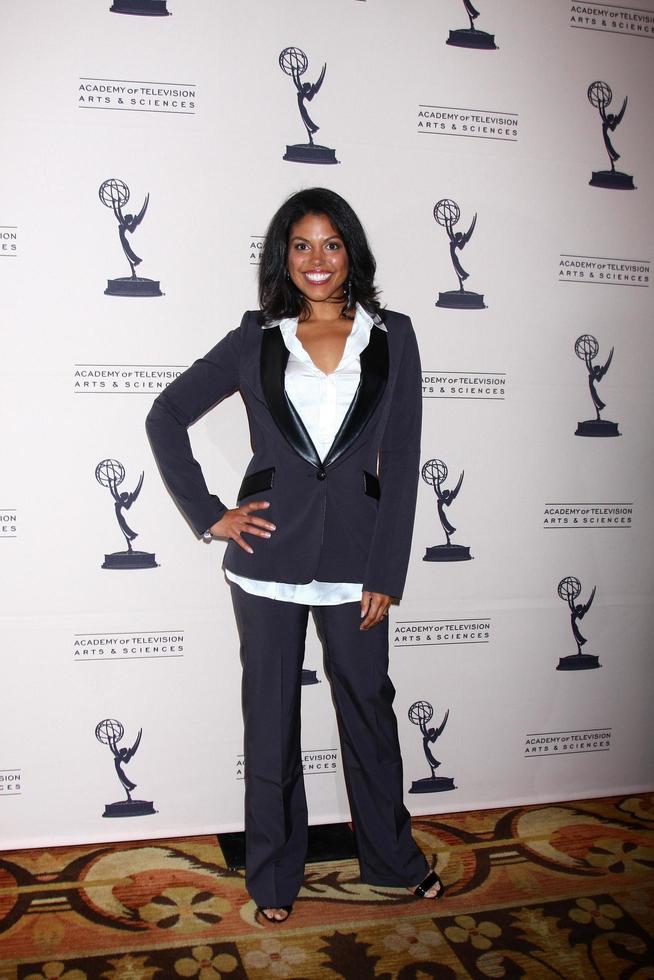 los angeles, jun 13 - karla mosley llega a la recepción diurna de los nominados a los emmy presentada por atas en el montaje beverly hills el 13 de junio de 2013 en beverly hills, ca foto