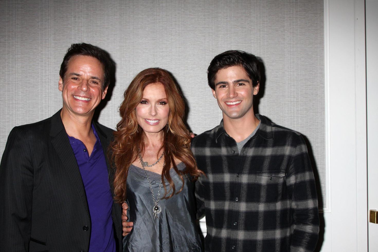 los angeles, 24 de agosto - christian leblanc, tracey bregman, max ehrich en la cena del club de fans joven e inquieto en el hotel universal sheraton el 24 de agosto de 2013 en los angeles, ca foto