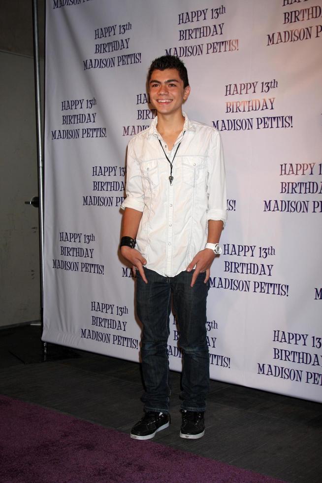 los angeles, 31 de julio - adam irigoyen llegando a la fiesta de cumpleaños número 13 de madison pettis en eden el 31 de julio de 2011 en los angeles, ca foto