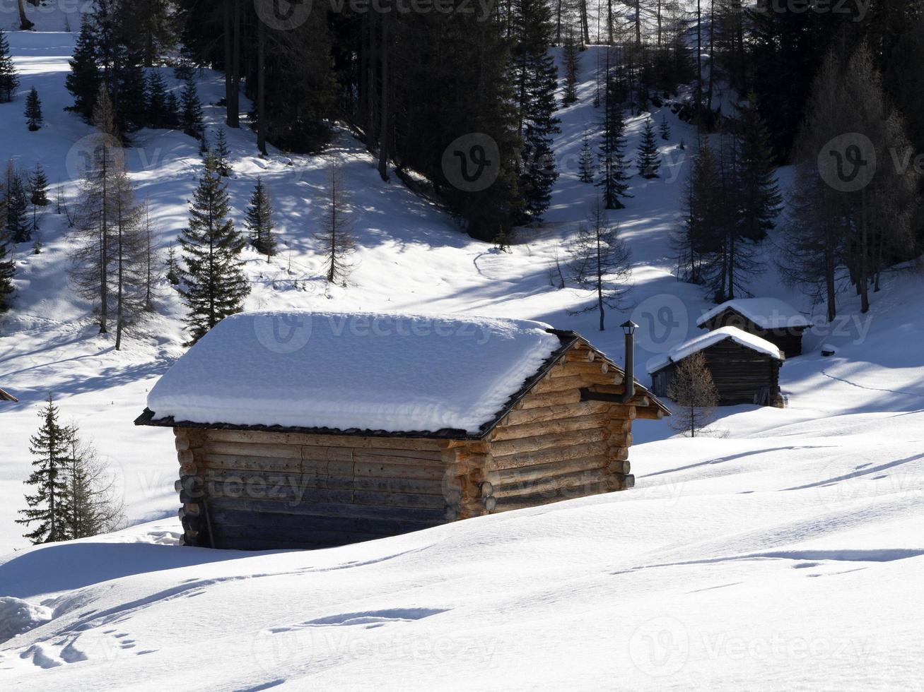 dolomitas nieve panorama cabaña de madera val badia armentara foto