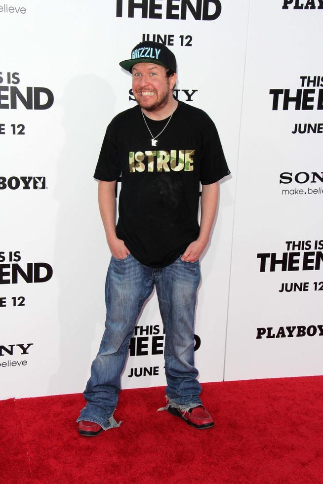 los angeles, 3 de junio - nick swardson llega al estreno de this is the end los angeles en el teatro del pueblo el 3 de junio de 2013 en westwood, ca foto