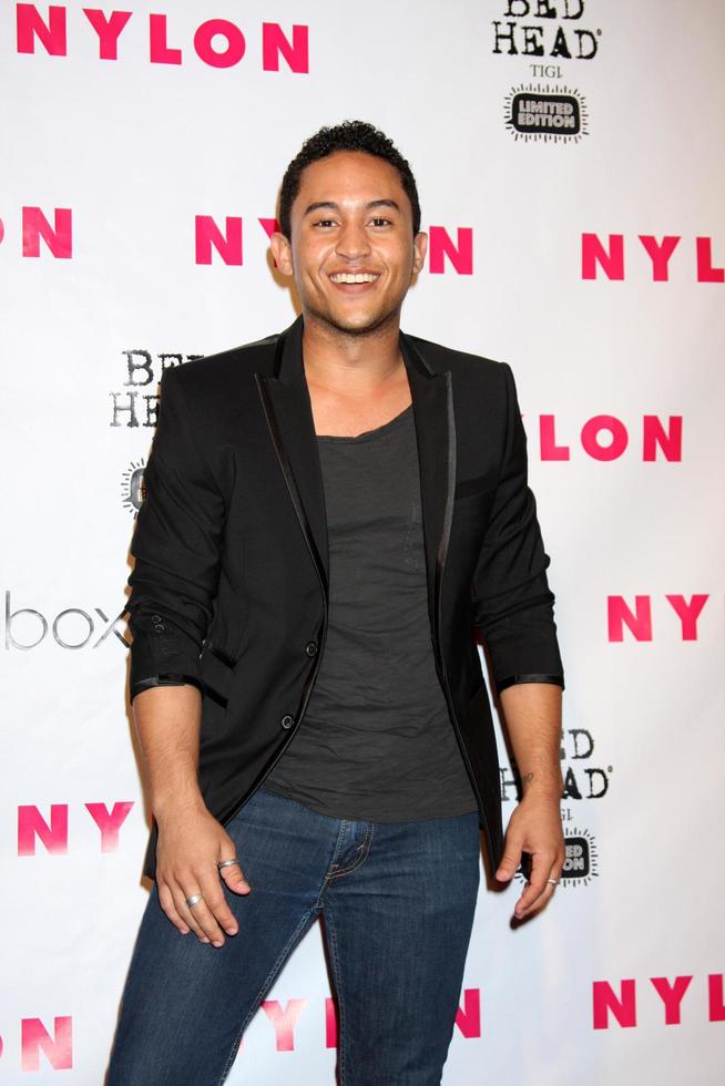 los angeles, 10 de abril - tahj mowry llega a la celebración del 13 aniversario de la revista nylon en smashbox el 10 de abril de 2012 en los angeles, ca foto