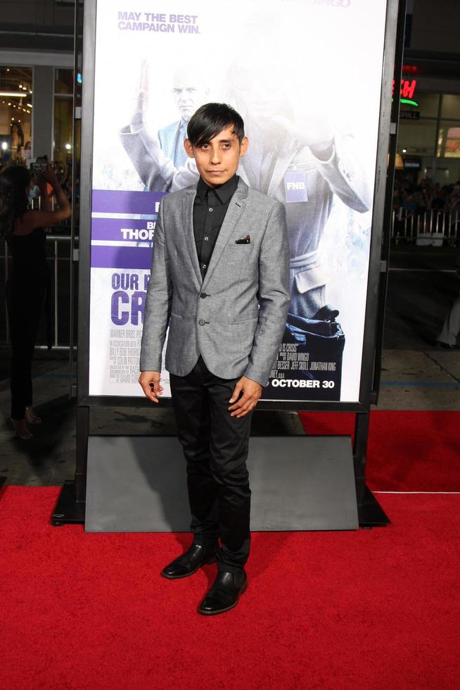 los angeles, 26 de octubre - luis chavez en our brand is crisis la premiere en el teatro chino tcl el 26 de octubre de 2015 en los angeles, ca foto