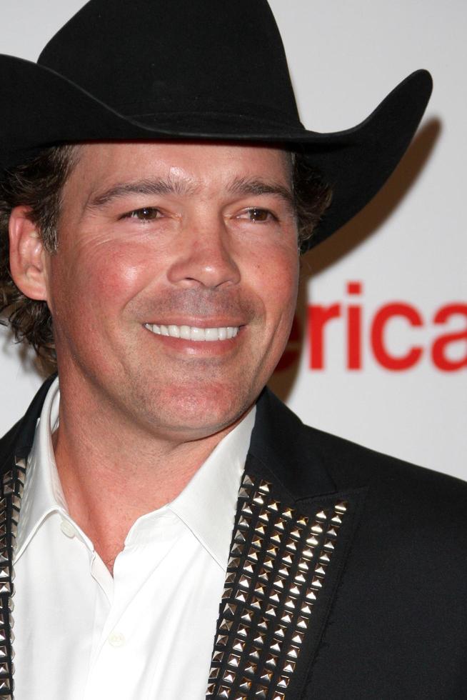 Los Ángeles, 18 de mayo - Clay Walker llega a la 19ª carrera anual para borrar a ms gala en el hotel Century Plaza el 18 de mayo de 2012 en Century City, CA foto