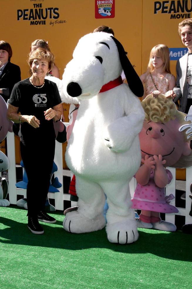 los angeles, 1 de noviembre - jean schultz, snoopy en el estreno de la película de maní los angeles en el teatro del pueblo el 1 de noviembre de 2015 en westwood, ca foto