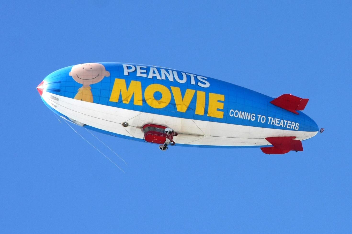 los angeles, 1 de noviembre - metlife maní dirigible en el estreno de la película de maní los angeles en el teatro del pueblo el 1 de noviembre de 2015 en westwood, ca foto