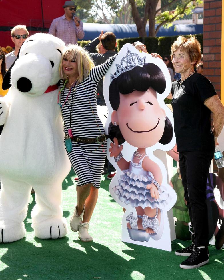 los angeles, 1 de noviembre - snoopy, betsy johnson, lucy, jean schulz en el estreno de la película de maní los angeles en el teatro del pueblo el 1 de noviembre de 2015 en westwood, ca foto