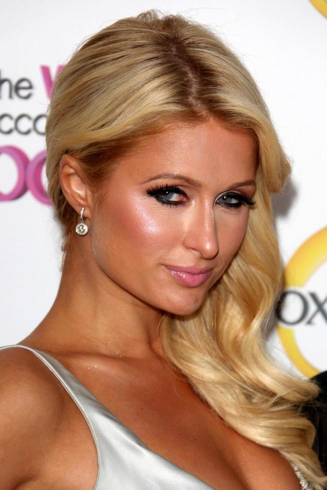 los angeles, 17 de mayo - paris hilton llegando al estreno de la nueva serie documental de oxigeno el mundo segun paris en el bar tropicana en el hollywood roosevelt el 17 de mayo de 2011 en los angeles, ca foto