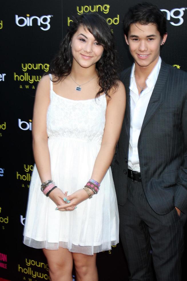 los angeles, 20 de mayo - fivel stewart, booboo stewart llegando a los premios young hollywood 2011 en el club nokia at la live el 20 de mayo de 2011 en los angeles, ca foto