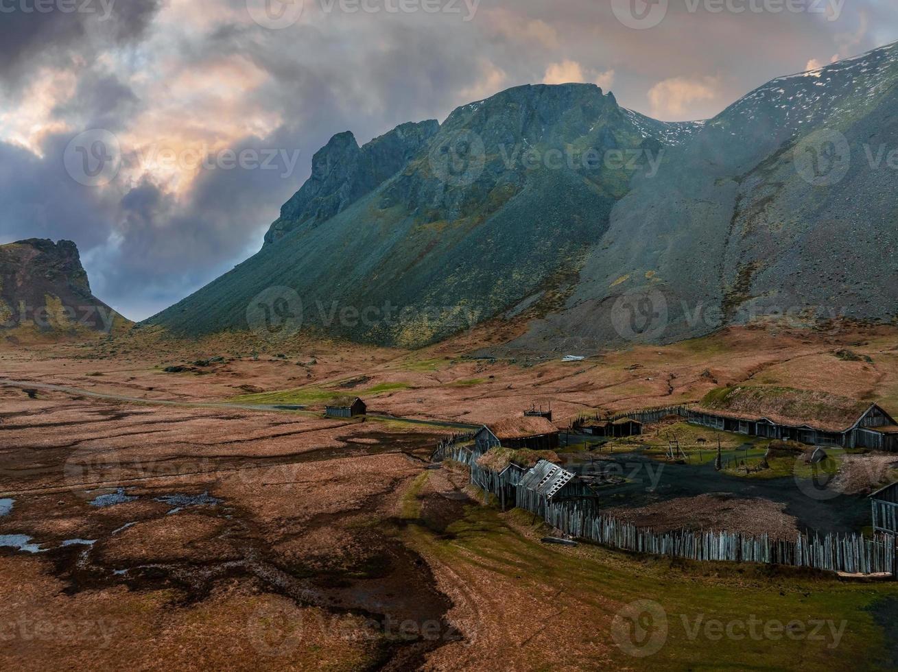 vista aérea de un pueblo vikingo en un tormentoso día lluvioso en islandia. foto