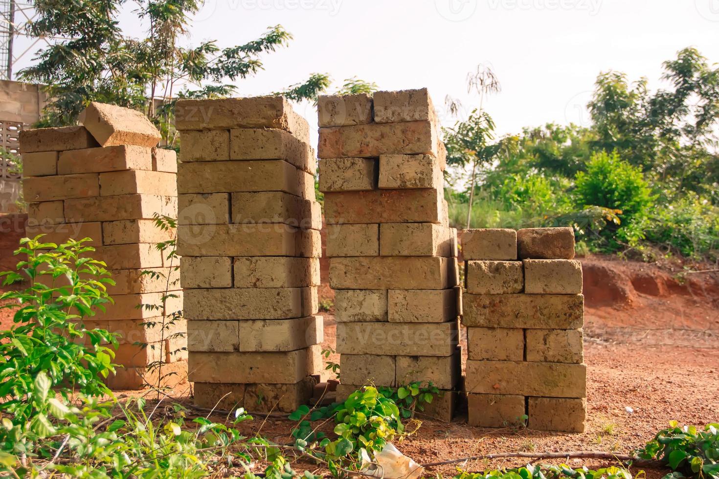 bloques de construcción en un sitio de mampostería. materiales de construcción foto