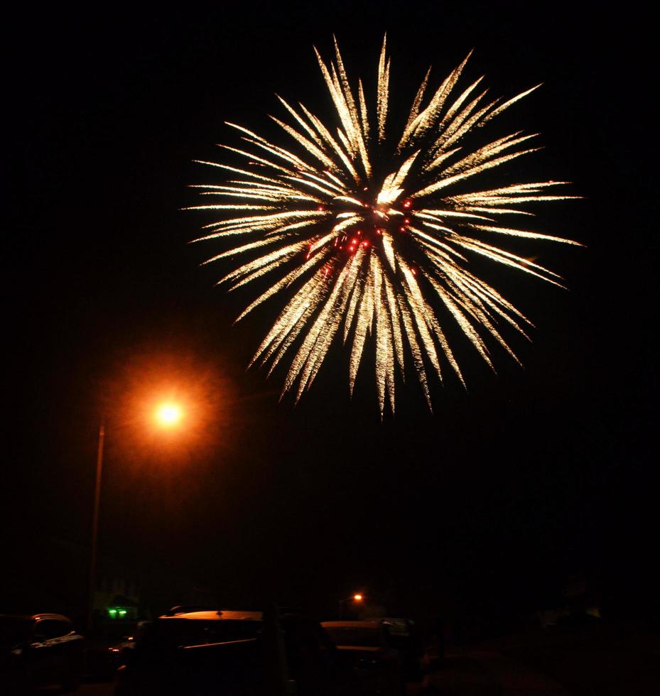 fuegos artificiales del 4 de julio en el cielo foto