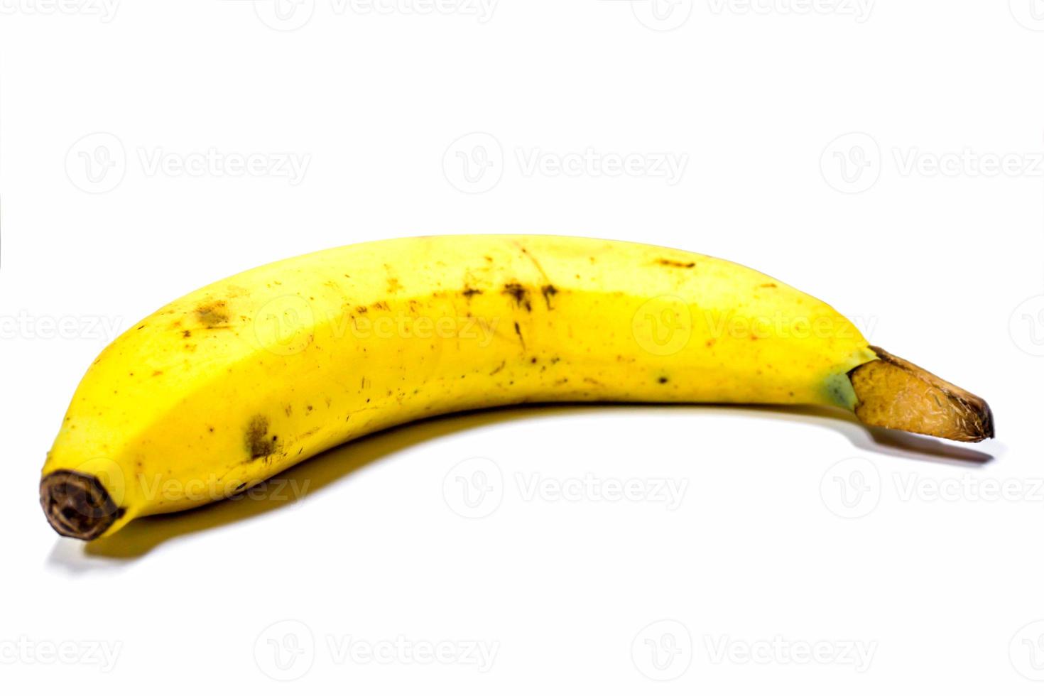 fruta de plátano fresca para una nutrición de estilo de vida saludable sobre fondo blanco. foto