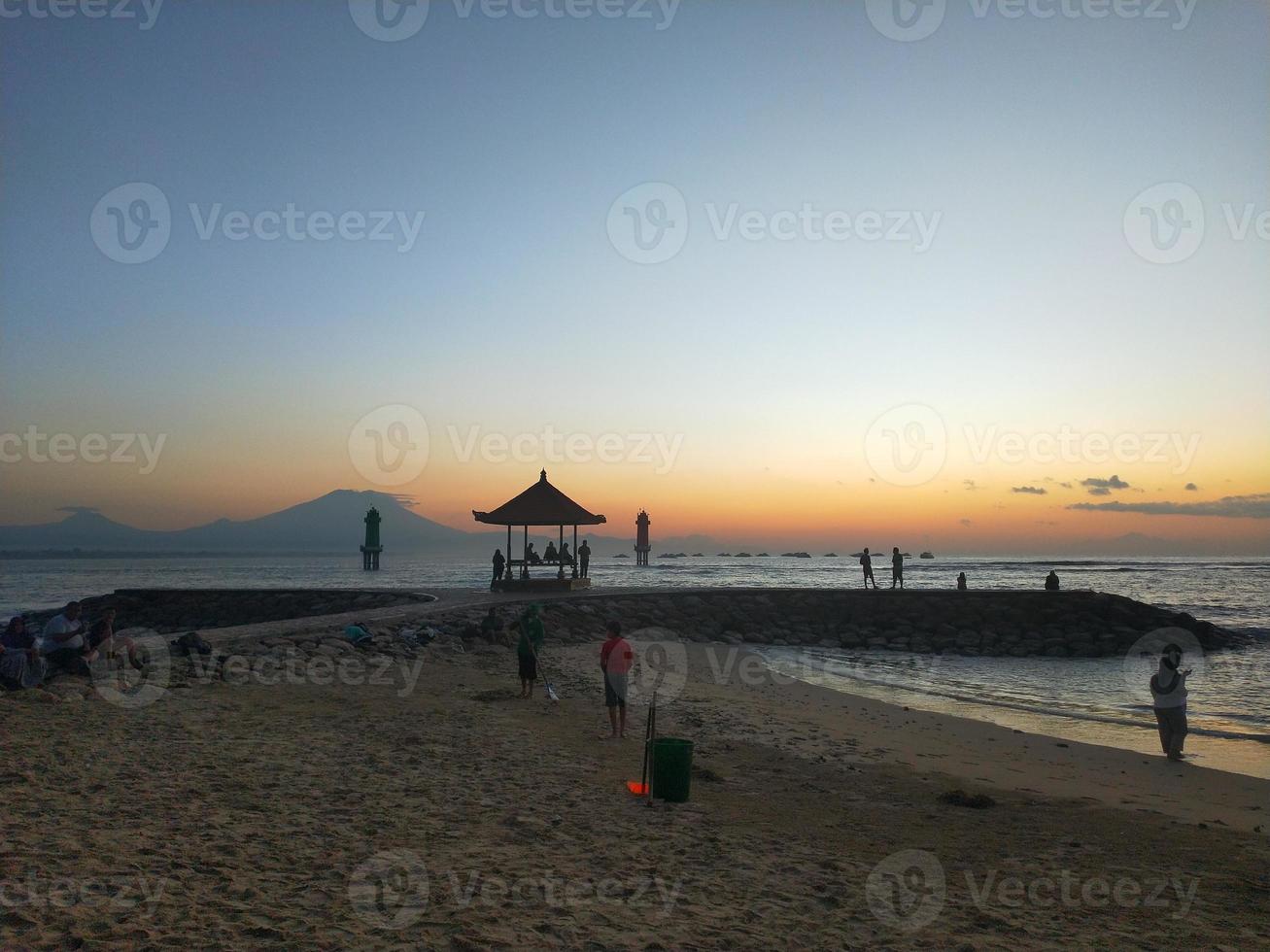 foto de paisaje de playa en sanur bali