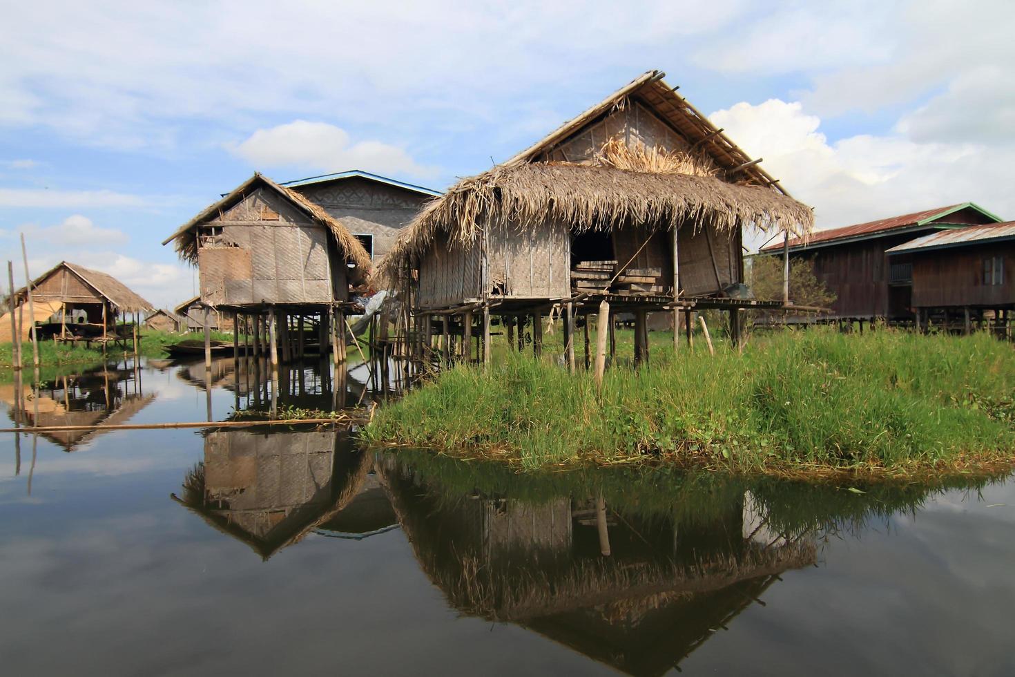 casas en el lago inle, myanmar foto