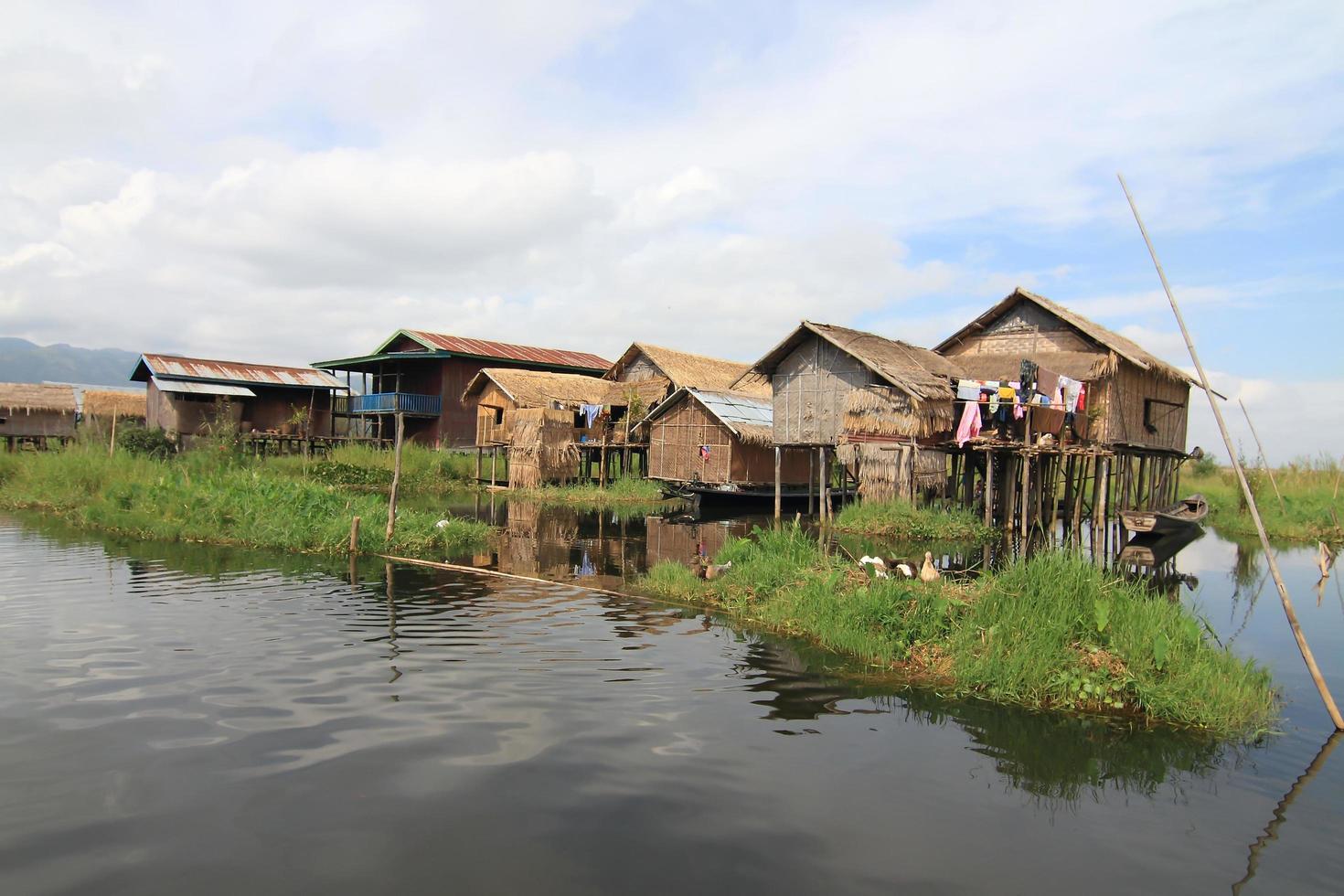 casas en el lago inle, myanmar foto