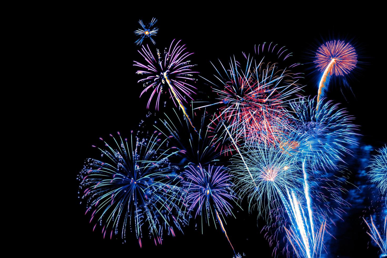 fuegos artificiales rojos y azules en fondo negro foto