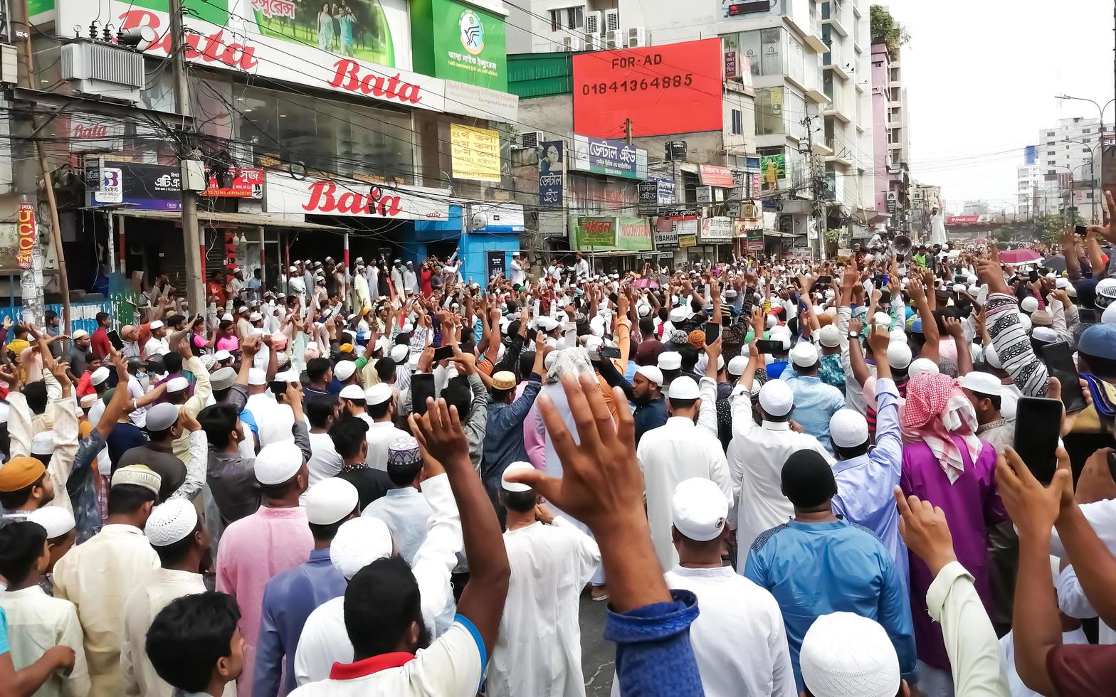 Dhaka, 10 de junio de 2022: manifestación musulmana de protesta que pide el boicot a los productos indios y denuncia a los líderes de BGP por sus comentarios sobre las caricaturas del profeta Mahoma. foto