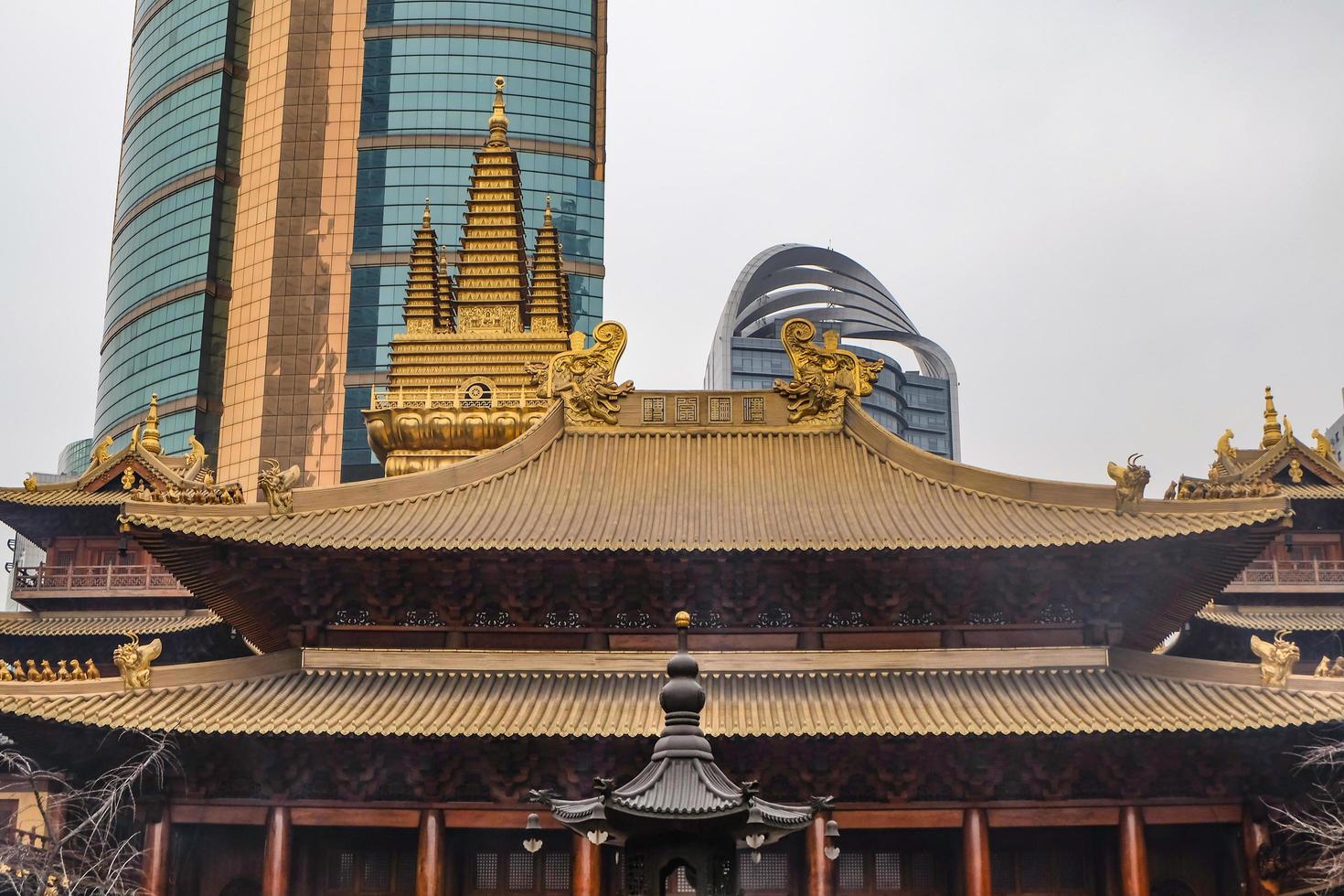 templo jing'an el templo en la ciudad de shanghai foto