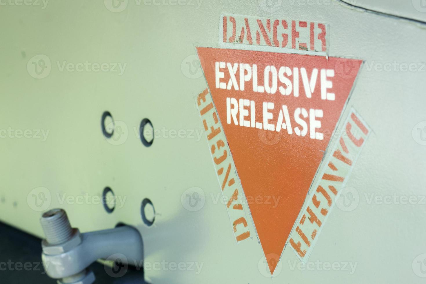 Peligro de liberación explosiva, calcomanía de advertencia de aviones o letrero en un viejo avión de combate. foto