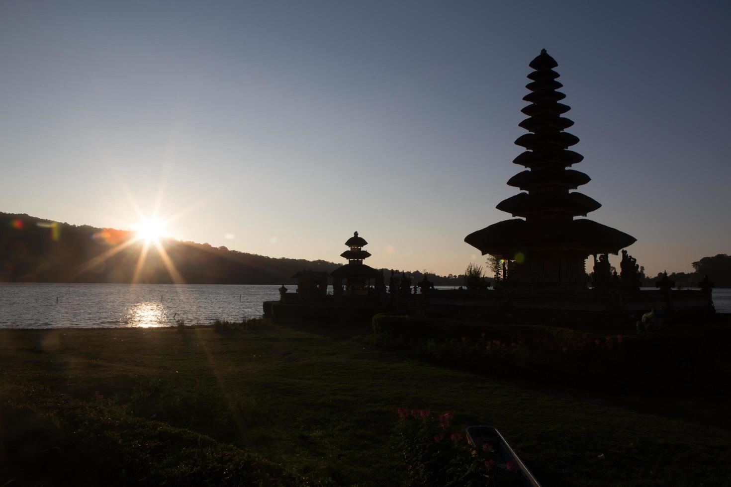 templo pura ulun danu en un lago beratan. bali foto