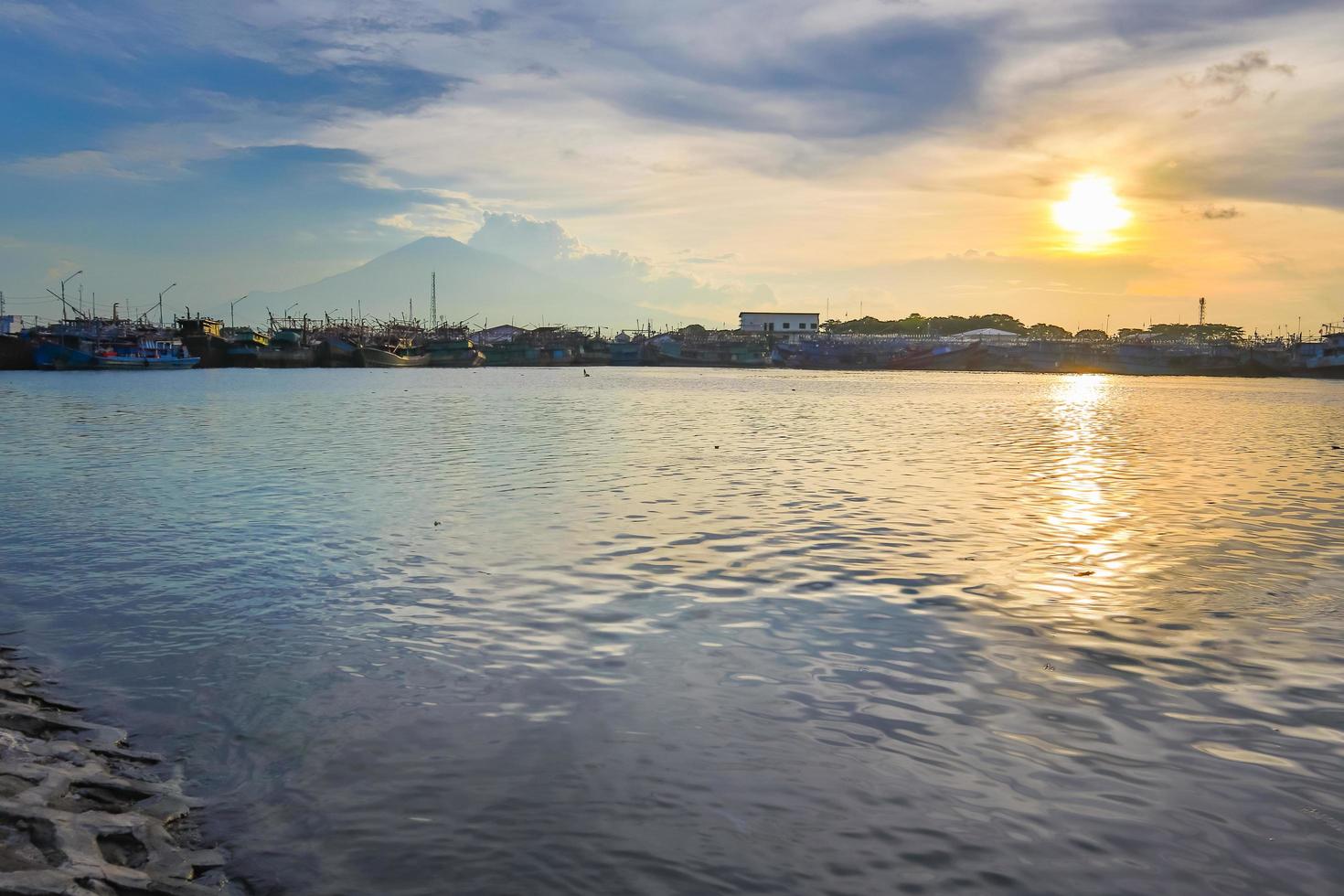 puesta de sol en el puerto foto