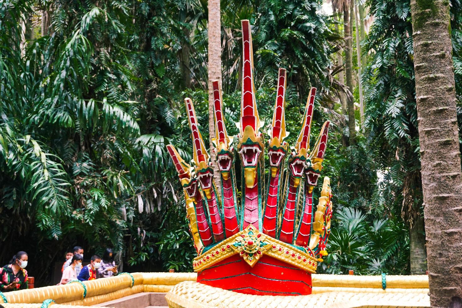 serpiente roja en el templo de tailandia foto