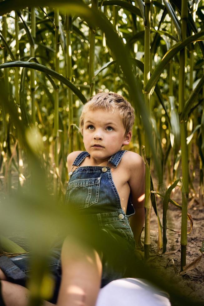 niño jugando en el campo foto